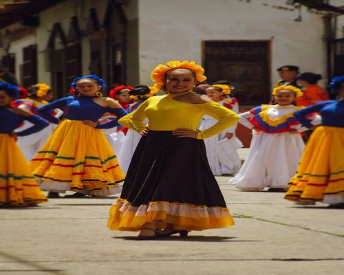 Mujer bebiendo agua fresca y sonriendo en su lugar de trabajo
